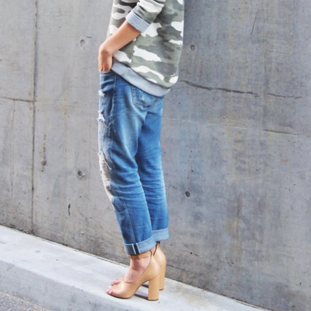 Vintage Zara mid rise distressed jeans size 2